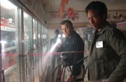 In einem Supermarkt ist es zu einem tödlichen Schusswechsel gekommen. Gil Grissom (William Petersen, l.) und Warrick Brown (Gary Dourdan) beginnen mit den kriminaltechnischen Untersuchungen.
