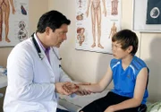 Dr. Kleist (Francis Fulton Smith) untersucht den sportbegeisterten Benni Steiner (Robin Reichelt), der davon träumt den 100-Meter-Lauf der Schulmeisterschaft zu gewinnen.