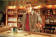Rupert (Anthony Stewart Head) bereitet sich auf die Jagd nach den Blutsaugern der Nacht vor ...
