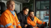Werner (Uwe Ochsenknecht, li.) und Tarik (Aram Arami, re.) holen sich Unterstützung von Kira (Clara Vogt, Mitte).
