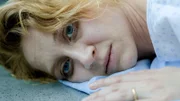 Blum (Anna Maria Mühe) liegt am Boden ihres Krankenzimmers, nachdem sie versucht hat, aus dem Bett zu kommen.