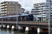 Der Luxuszug "Seven Stars" verlässt die Millionenmetropole Hakata/Fukuoka.