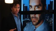 Nate Ford (Timothy Hutton) vor dem Bild des Bauunternehmers Alex Grant