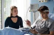 Sören (Yuri Völsch) genießt die Fürsorge von Anita (Olga von Luckwald)
