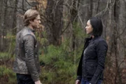 MacGyver (Lucas Till, l.); Desi (Levy Tran, r.)