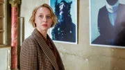 Blum (Anna Maria Mühe) sieht sich im Wohnatelier des Fotografen Schönborn um.