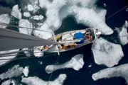 Das Boot der Filmcrew zwischen Eisschollen.
