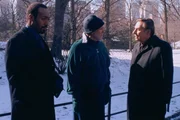 Detective Lennie Briscoe (Jerry Orbach, re.) und Detective Ed Green (Jesse L. Martin, li.) befragen Phil Brucker (Tom Ligon) nach dem Mord an dem Börsenmakler Brad Osterhaus.