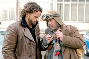 Im Foto (v.l.n.r.): Claudius Zorn (Stephan Luca), Lampenmann (Paul Fassnacht)