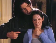 Der Hexer Matthew Tate (Billy Wirth, l.) will Piper (Holly Marie Combs, r.) dazu zwingen, die Zeit anzuhalten.