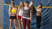 Stefan muss vertretungsweise bei den Mädchen als Sportlehrer einspringen. Dort stellt er fest, dass die schüchterne Lilli (Alina Stiegler, vorne) von den anderen Mädchen gemobbt wird.