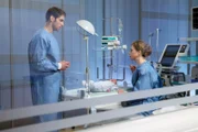 ARD/MDR IN ALLER FREUNDSCHAFT (671), "Alte und neue Freundschaften", am Dienstag (13.01.15) um 21:00 Uhr im ERSTEN. Dr. Niklas Ahrend (Roy Peter Link) informiert Stella Lösch (Anja Antonowicz) ausführlich, was auf sie und vor allem ihr Baby zukommt. Wenn Linus, dessen linke Herzklappe nicht ausgebildet ist, die erste Operation überstanden hat, werden im Laufe der nächsten Jahre noch weitere auf ihn zu kommen. Stella muss die schwerste Entscheidung ihres Lebens treffen.