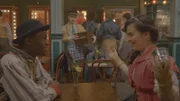 Will (Nana Agyeman-Bediako) und Josie (Yuki Sutton) üben echte Zaubertricks in den Penny Arkaden.