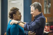Ein grausamer Nachahmungsmord birgt Verbindungen zu einem alten Fall von Wade (CCH Pounder, l.), wodurch bei ihr schmerzhafte Erinnerungen geweckt werden. Kann Agent Pride (Scott Bakula, r.) die Gräueltat aufklären?