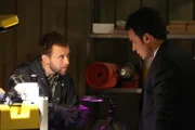 Hodgins (TJ Thyne, l.) und FBI Special Agent James Aubrey (John Boyd) schauen sich in Wilsons Atombunker um und finden ein Kabel, das offenbar zu einem Aufnahmegerät gehört.