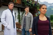 Hans Sigl als Bergdoktor Dr. Martin Gruber, Jaime Ferkic als Sebastian Rutloff, Cynthia Micas als Alina Wagner
