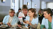 Ilse (Christiane Reiff, 2.v.li.) zeigt ihren Freundinnen Jeannette (Christine Schuberth, li.), Lollo (Isabella Schmid, 2.v.li.) und Uschi (Barbara Freier) ein tolles Zeitungsfoto...