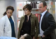 Kate Simes (Elizabeth Morton, liegend) wurde offenbar Opfer eines Triebtäters. Dr. Melinda Warner (Tamara Tunie, l.), Detective Olivia Benson (Mariska Hargitay) und Detective Elliot Stabler (Christopher Meloni) obduzieren die Leiche.