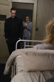 Jahr 1964: Schwester Jude Martin (Jessica Lange, r.) kann nicht glauben, dass ihr einstiger Verbündeter Monsignor Timothy Howard (Joseph Fiennes, l.) ihr so etwas antut: Er bringt Emerson (Ian McShane, r.) an ihr Krankenbett ...