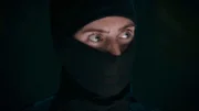 Eine Person mit maskiertem Gesicht
