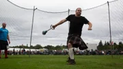 Josh Gates versucht sich bei den Highland Games im Hammerwurf.