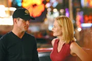 Nick (George Eads) und Catherine (Marg Helgenberger) untersuchen den Tod eines jungen Mannes, der erschossen auf einem verlassenen Flughafen gefunden wurde.
