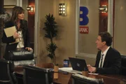 Sind seit Kurzem Kollegen: Jenkins (Amanda Peet, l.) und Marshall (Jason Segel, r.) ...