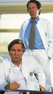 Chefarzt Dr. Ulrich Waldner (Hartmut Becker) und Dr. Stefan Frank (Sigmar Solbach, vorne) bei der Klinikbesprechung.