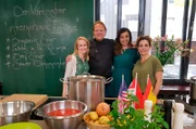 Vorkoster Björn Freitag kocht gemeinsam mit (v.l.n.r.) Erin Stoneking, Rachel Karen und Mónica Martínez Troyano internationale Eintöpfe.