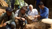 Host Josh Gates (2.v.l.) works with local team to uncover artifacts in Prasat Krachap