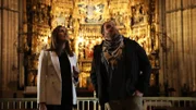 Josh Gates besucht die Kirche von San Salvador und trifft sich mit der Journalistin Oalalla Pena, um über das Vermächtnis von Pelayo für Asturien und Spanien zu sprechen.
