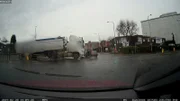 Ein Lastkraftwagen ist nicht selten aufgrund des toten Winkels ein potenzieller Unfallverursacher.