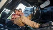 Auf ihrem Heimweg nach einer durchtanzten Nacht findet Julia Mirka Pigulla, r.) den verunfallten Anton Friedmann (Timmi Trinks, l.). Sie holt ihn aus dem Auto, um erste Hilfe zu leisten.