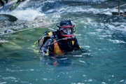 Paul Richardson im Wasser in seinem Tauchanzug.