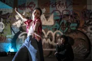Ava (Mia Stieber, li.) bei einer spontanen Streetdance-Einlage mit ihrem Bruder Patrick (Yalany Marschner).