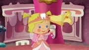 Zoé mit einem kleinen Beutelchen, mit dem die verlorenen Milchzähne der Kinder eingesammelt werden.