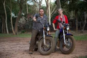 Gastgeber Josh Gates und Sarah Klassen diskutieren über ihre LIDAR-Erhebungen in Koh Ker