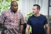 Durch einen Hinweis einer DEA-Informantin f&uuml;hrt McGarrett (Alex O'Loughlin, r.) und Grover (Chi McBride, l.) die Spur zun&auml;chst in ein schickes Restaurant zu einem Tellerw&auml;scher, doch diesen findet das Team kurz darauf im Todeskampf mit einer &Uuml;berdosis in seiner Wohnung vor ...
