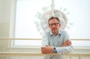 Auf seiner Reise durch die Republik trifft Eckart von Hirschhausen Patienten und Patientinnen mit ME/CFS - die Erkrankung wird durch Viren ausgelöst, äußert sich durch extreme Erschöpfungszustände und ist die schwerste Form von Long Covid.