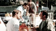 Lieutnant Quinlan (Jack Ging, re.) verdächtigt die Riptide-Detektive Cody (Perry King, li.), Nick (Joe Penny und Murray (Thom Bray, re.) mehrere Einbrüche begangen zu haben.