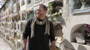 Josh Gates bewundert El Cementenerio General in La Paz.