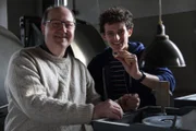 Julian mit Edelsteinschleifer Bernhard (links). In seiner Werkstatt im Schwarzwald wollen die beiden gemeinsam einen Stein zum Funken schlagen bringen.