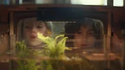 Aus ihrem Versteck beobachten Saïd und Anna den Hamster.