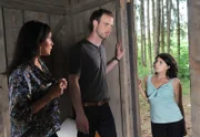 Pauline (Liza Tzschirner, r.) ertappt Patrizia (Nadine Warmuth, l.) und Leonard (Christian Feist, M.) auf der Almhütte in einer zweideutigen Situation.
