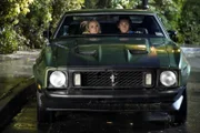 Mandy (Emily Osment, l.); Georgie Cooper (Montana Jordan, r.)