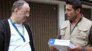 Der 56-jährige Reinhard mit dem Trödelexperten Sükrü (re.)