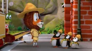 Lionel (Löwe) ermahnt die Pinguine, stramm zu stehen und nicht herum zu zappeln.