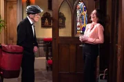 Smitty (Charles C. Stevenson Jr., l.); Karen Walker (Megan Mullally, r.).