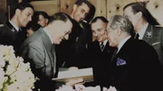 Hitler bekommt ein Geschenk seines persönlichen Fotografens zum Geburtstag.