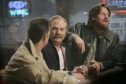 Lt. Randall Disher (Jason Gray-Stanford, l.) und Captain Leland Stottlemeyer (Ted Levine, M.) gönnen sich einen Feierabenddrink in ihrer Stammkneipe. Sie sind überrascht als ein Mann (Donal Logue, r.) auftaucht, der sich ihnen als "Mr. Monk" vorstellt ...